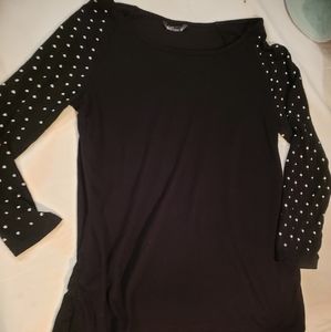 Black wallflower top w/ studded arm design!